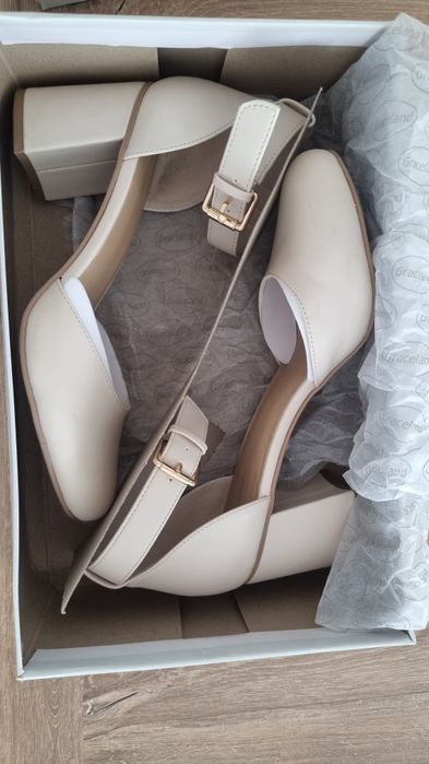 Бежови обувки с ток