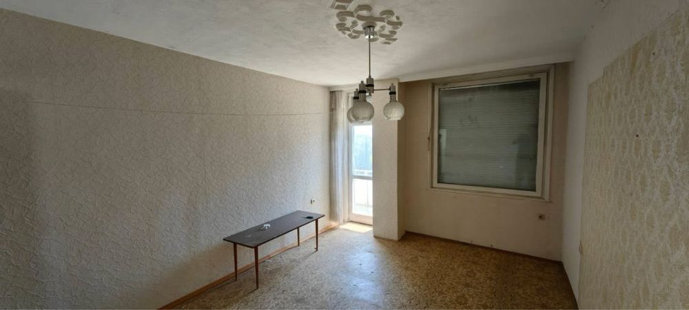 Продава четиристаен апартамент