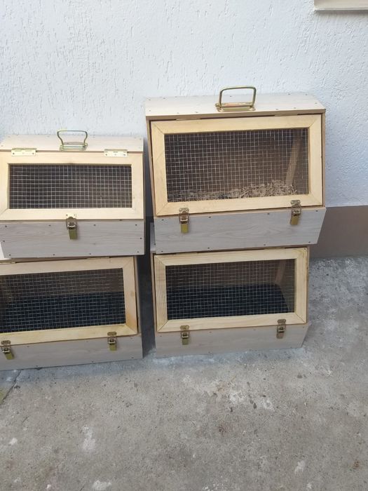 Vând cuști de transport și voliere pentru papagali