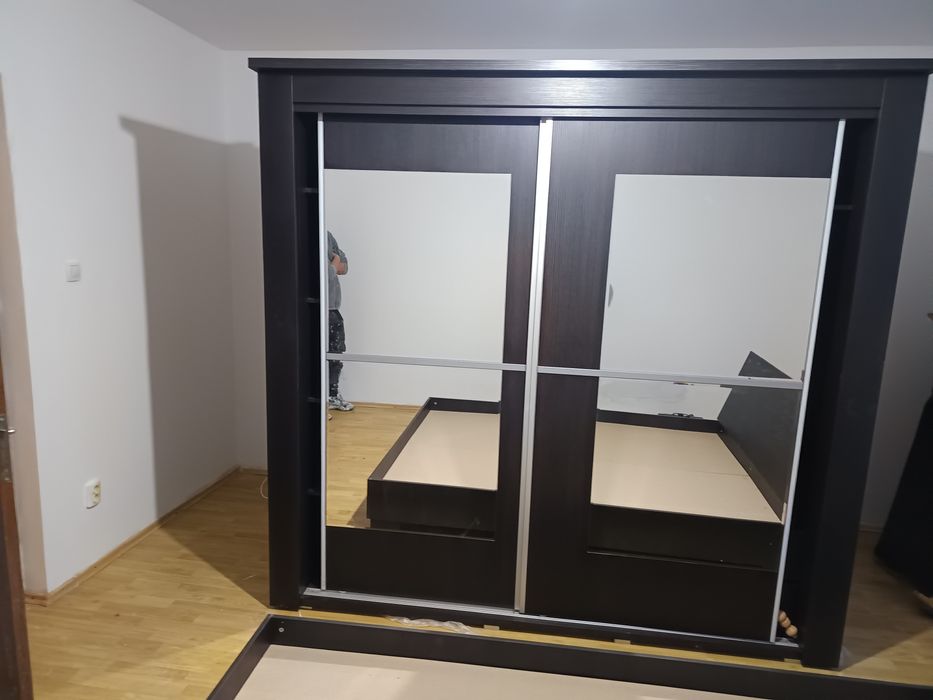 Vând dormitor  pat dulap