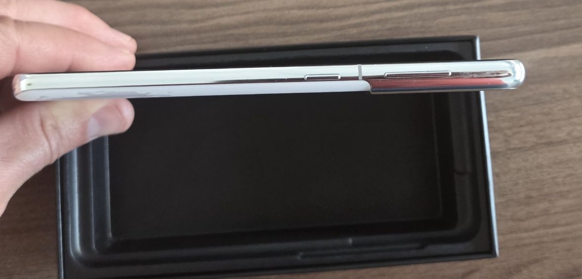 Samsung Galaxy S21 5G
В отлично състояние, без драскотини