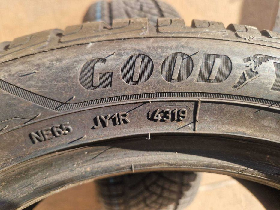 2 Goodyear R17 235/50
Зимни гуми 
DOT4319