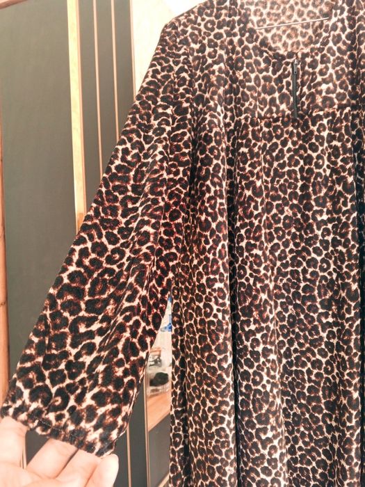 Qora-jigar rangli tigir matoli ayollar ko‘ylagi  — 52 razmer, tiz