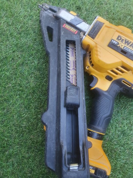 Pistol cuie dewalt dcn 694