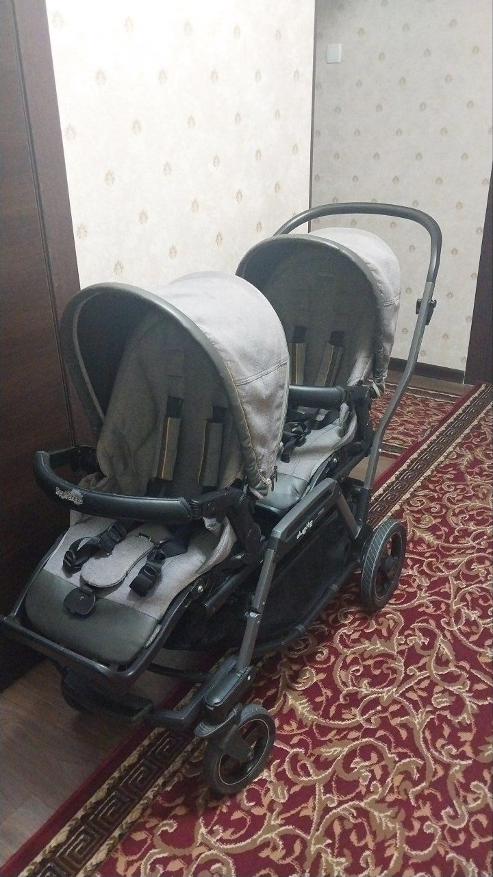 Egizaklar uchun kolyaska
