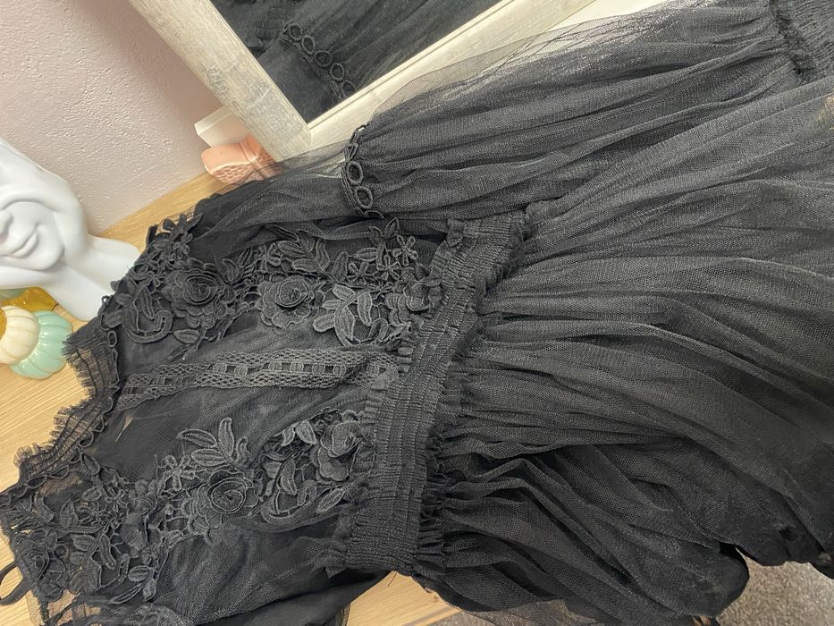 Красива черна рокля за слабо момиче .