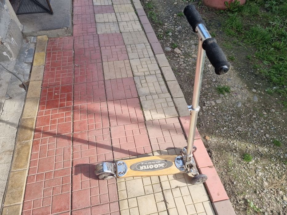 Trotinetă pliabilă cu platformă din lemn – funcțională, vintage,