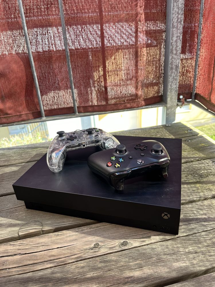 Xbox one X  1TB Controller+FIFA 23