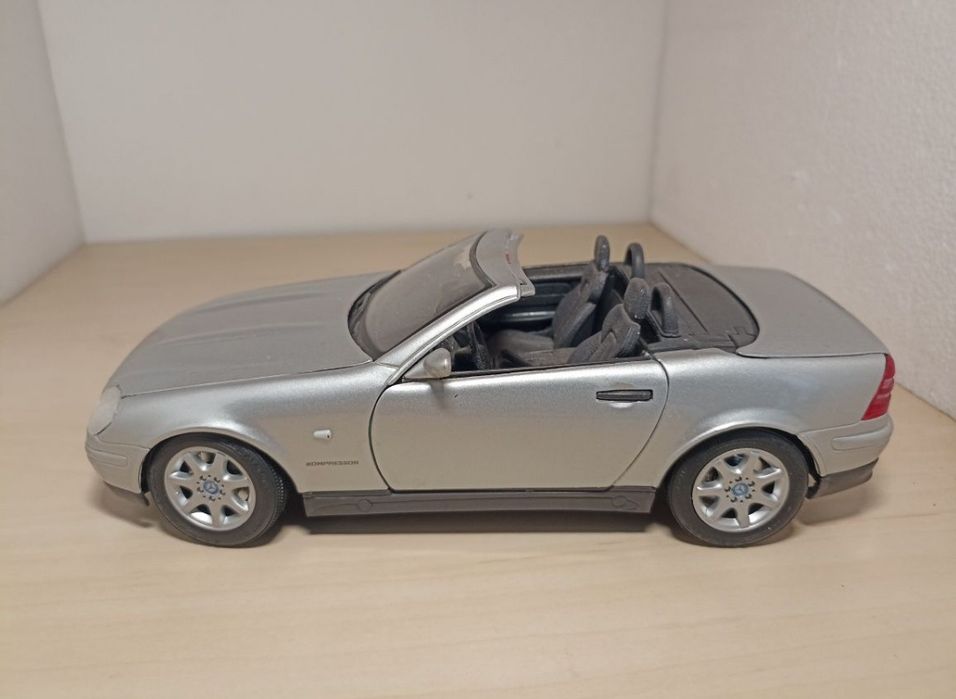 Mercedes SLK 
Scara 1:18
Maisto 

Fotografiile fac parte din descriere