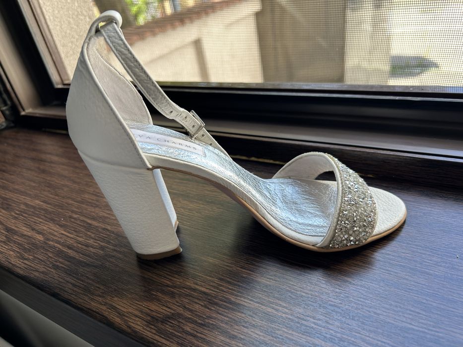 Sandale albe cu pietricele