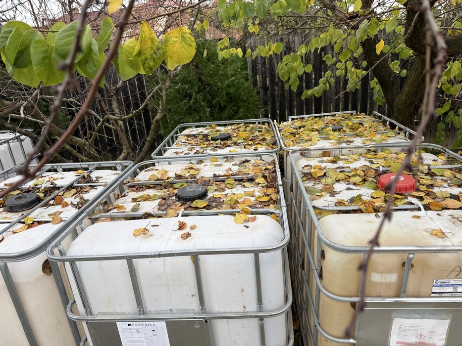 Vând Bazine plastic 1000L