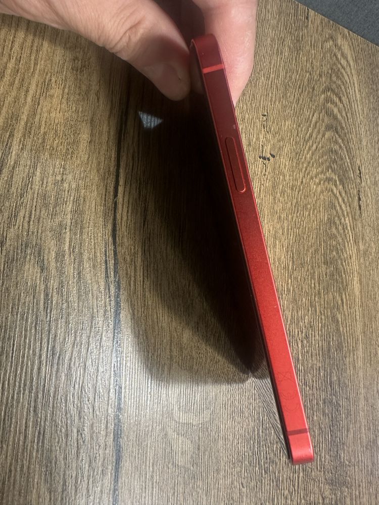 Продавам Iphone 12 red