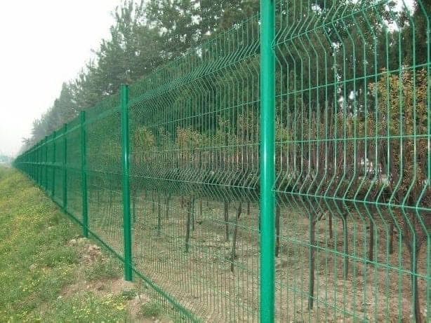 Meșter la garduri din plasă bordurata