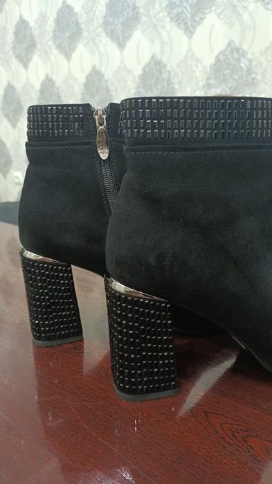 Замшевые полусапожки на каблуке. 39 размер