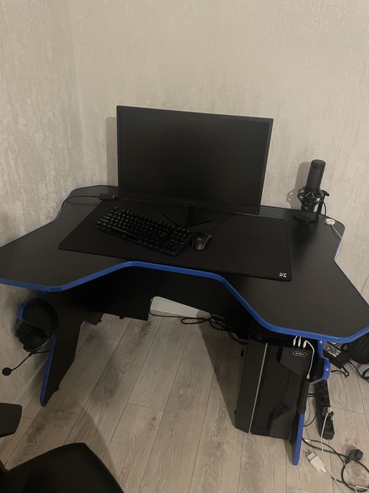 Продам компьютерный стол