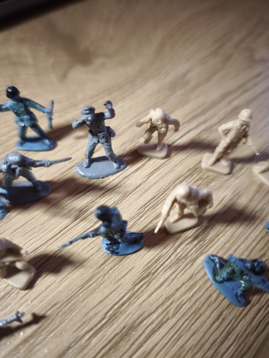 20 броя пластмасови войника