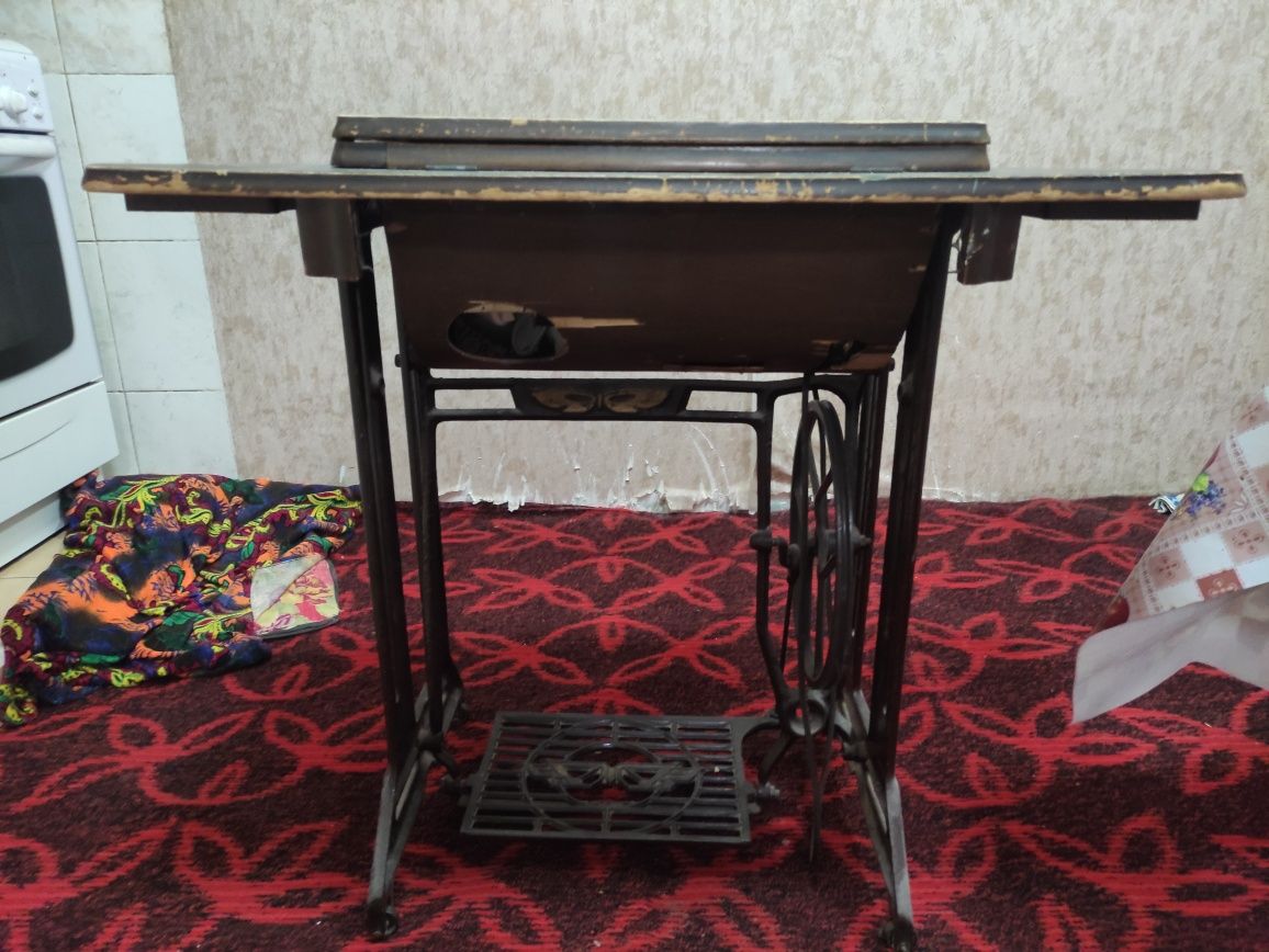 Antique sewing machine. В хорошем состоянии.