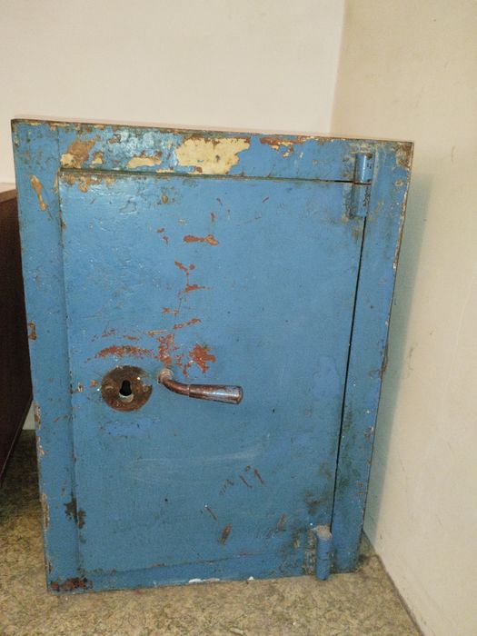 Советский металлический сейф