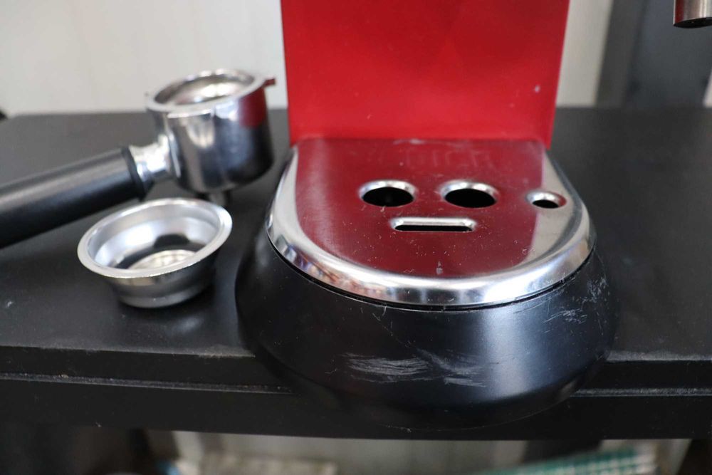 Еспресо кафемашина Delonghi Dedica EC685.M (Метал) 15 Bar, 1350W