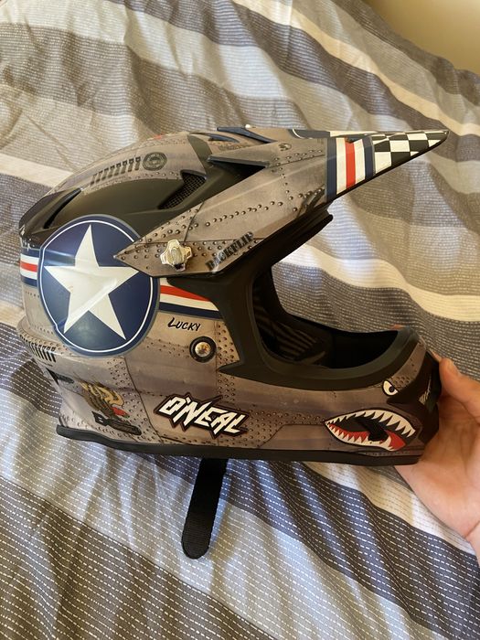 Продавам кросова каска ONEAL