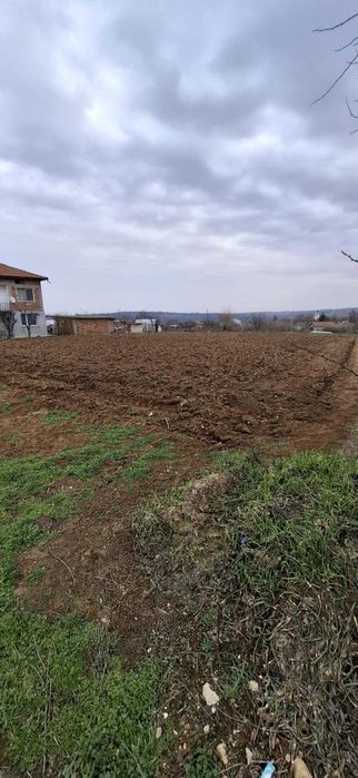 Продавам дворно място