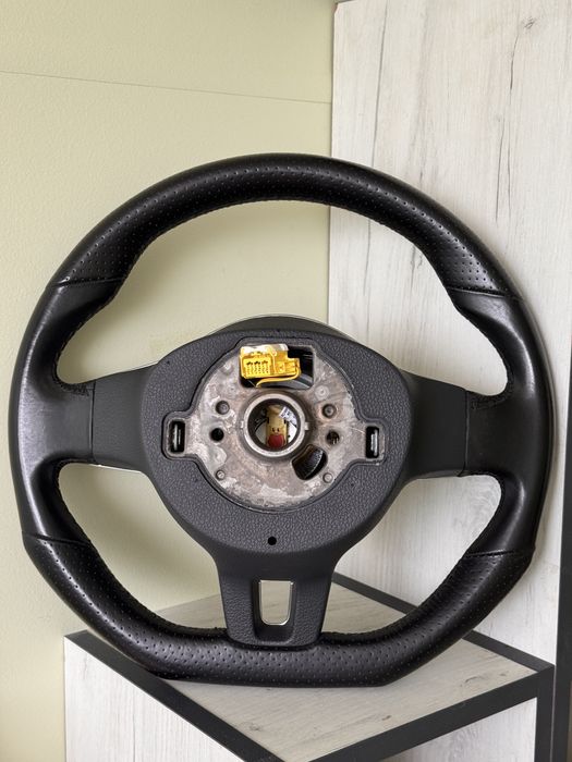 Продавам оригинален волан от VW SCIROCCO