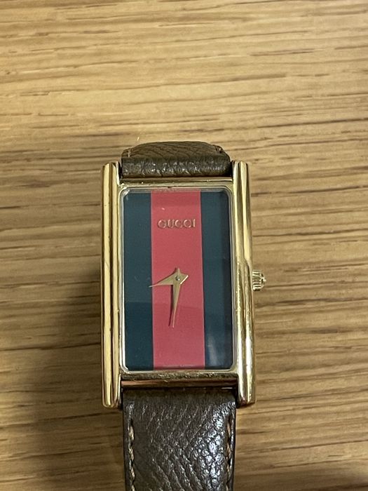 Дамски часовник GUCCI  модел 2600М
