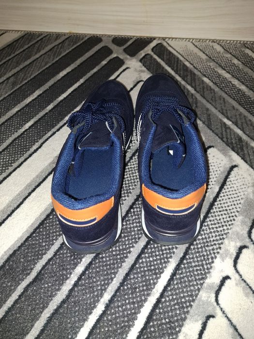 Чисто нови спортни обувки