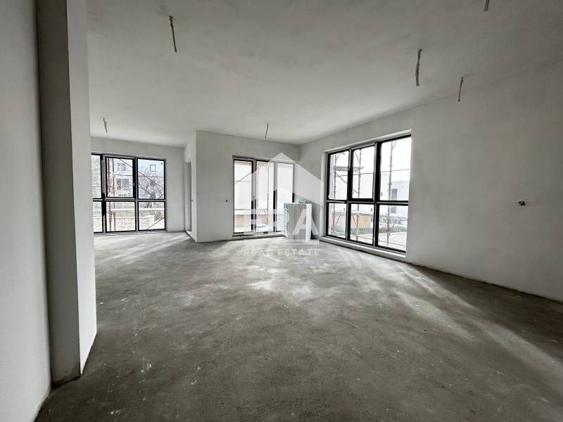 Четиристаен  апартамент за продажба, с големи стаи, в новопостроен ком