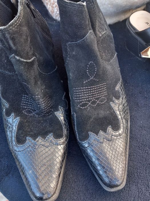 Vând botinede culoare neagră Zara