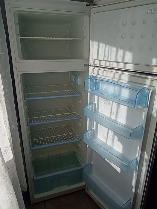 Vând frigider Artic A+în stare bună de funcționare