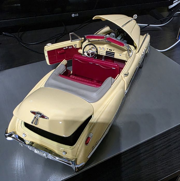 Buik Roadmaster 1949 (1:18)