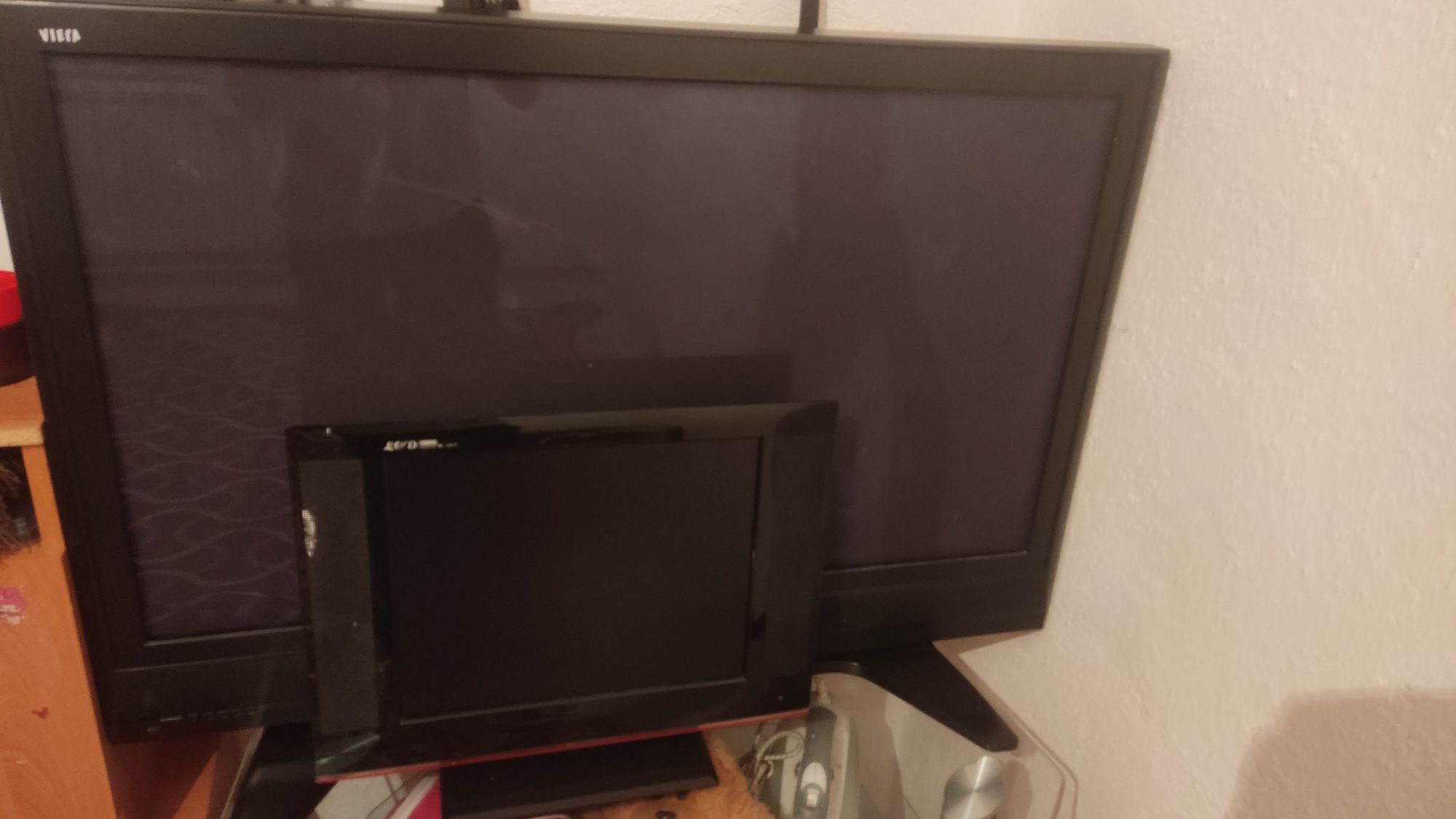 Телевизор Panasonic и маленькие телевизор и подставка для телевизора