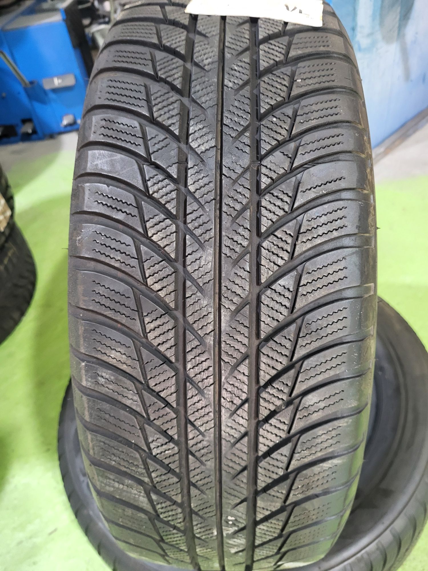 2 бр зимни 205/60/16 Bridgestone