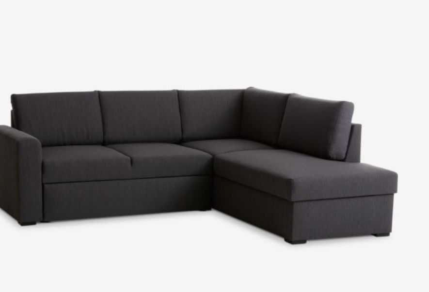 Coltar, birou, comoda, draperii, perdele