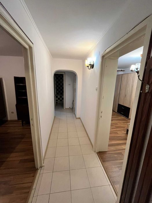 Inchiriez apartament 3 camere decomandate, central, BCR, Targu Neamt