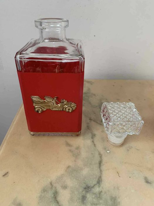 Sticla de whisky cinci pahare