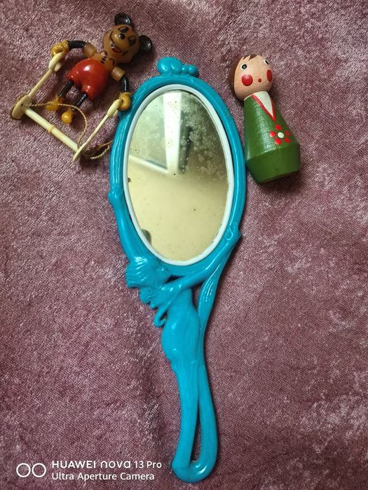 Старинни ретро играчки и огледало