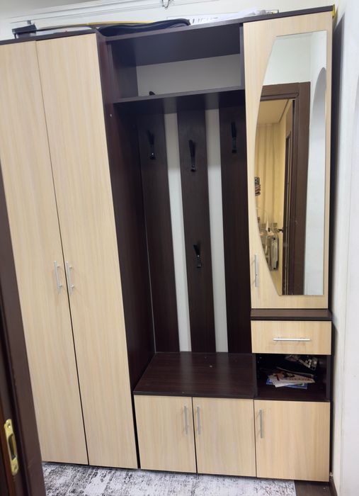 Шкаф в прихожую с зеркалом  в отличном  состоянии