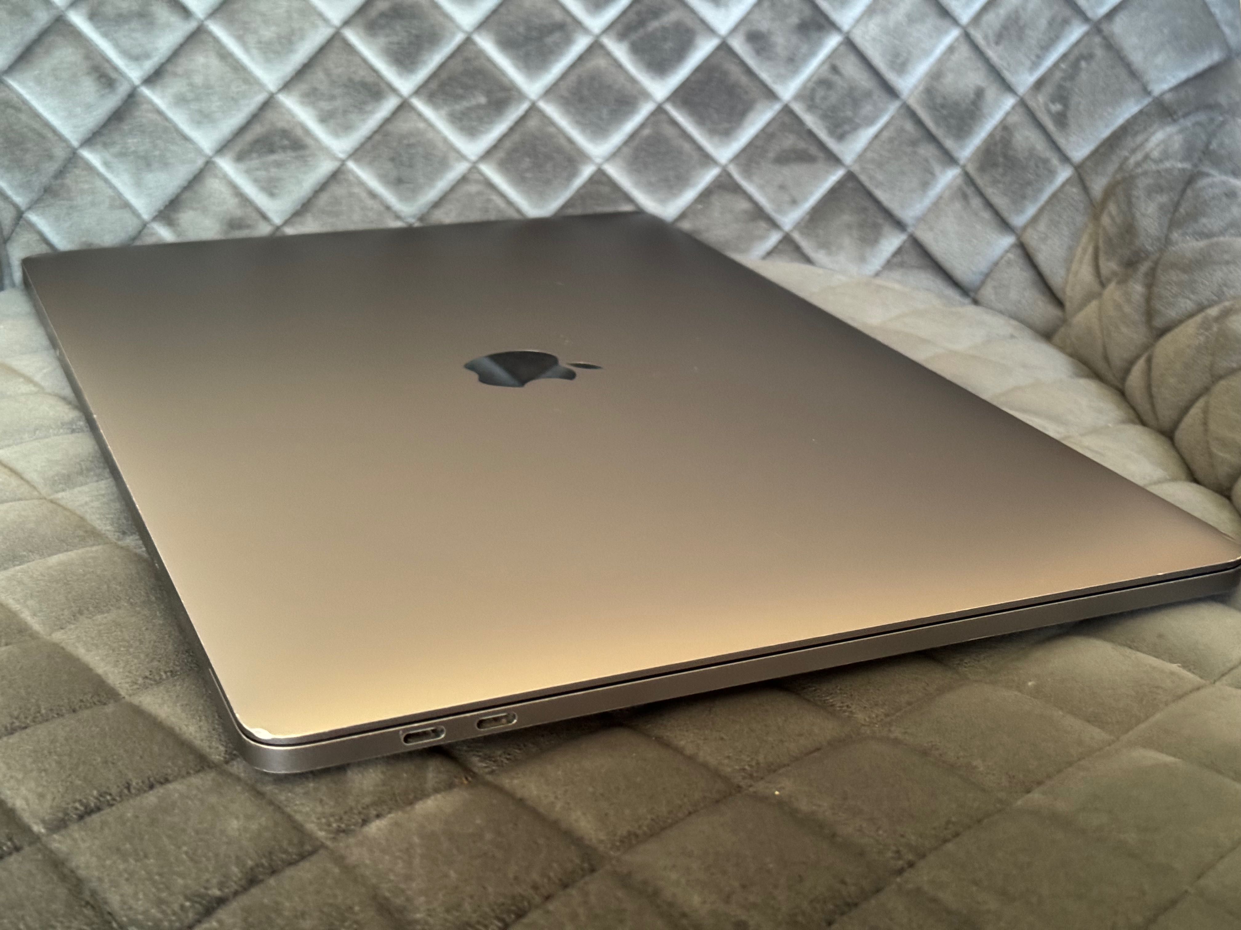 15.4" Macbook Pro 2019/i7-9750H/32GB DDR4/512GB SSD/Radeon Pro 555X