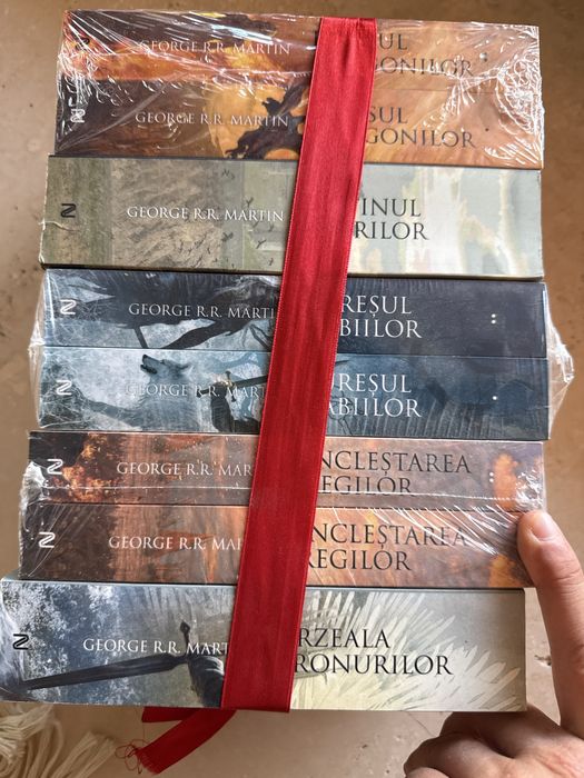 Set carti Urzeala Tronurilor 8 vol + bonus Foc si Sange