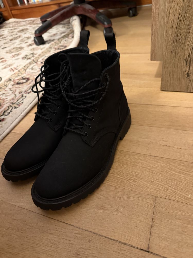 Продавам ботуши на марката Thursdayboot