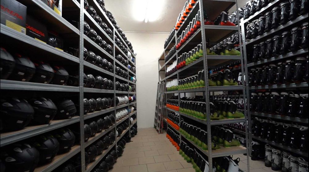 Schiuri, clapari de schi, snowboard, bocanci de snowboard, casca