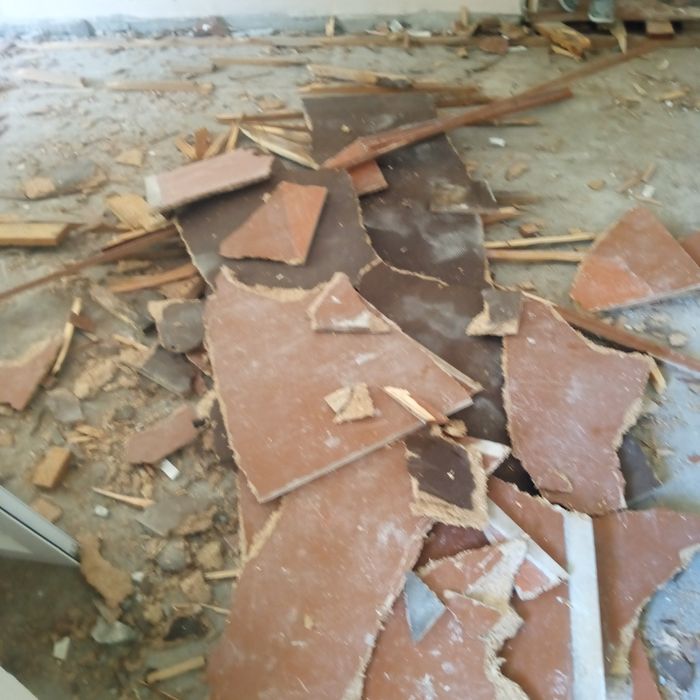 Eski taxta eshiklar bor remontdan chiqqan 1 zil chiqadi