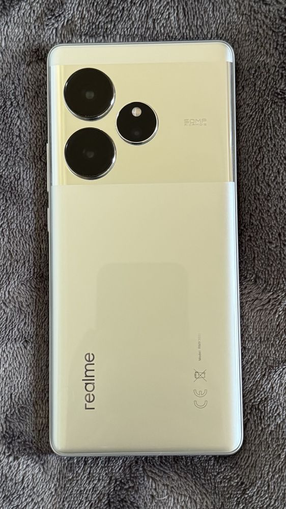 Vând Realme GT6 16 GB RAM 512 GB