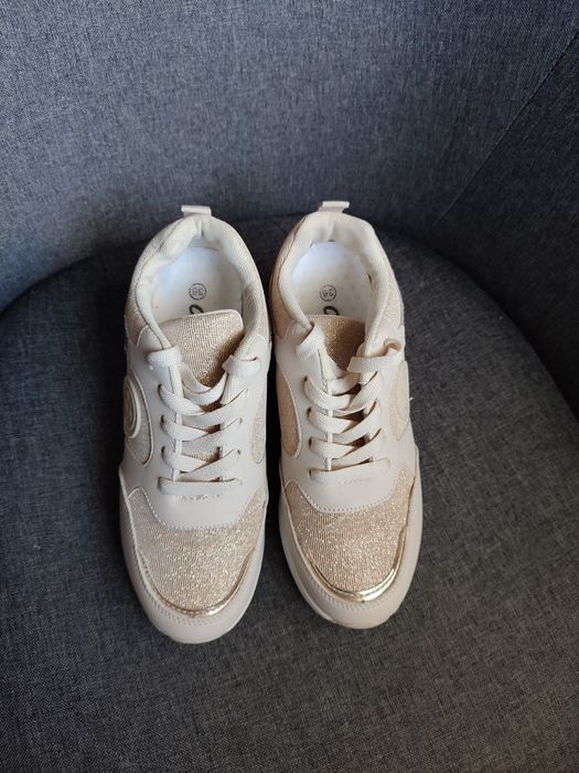 Бежово-златисти маратонки на платформа