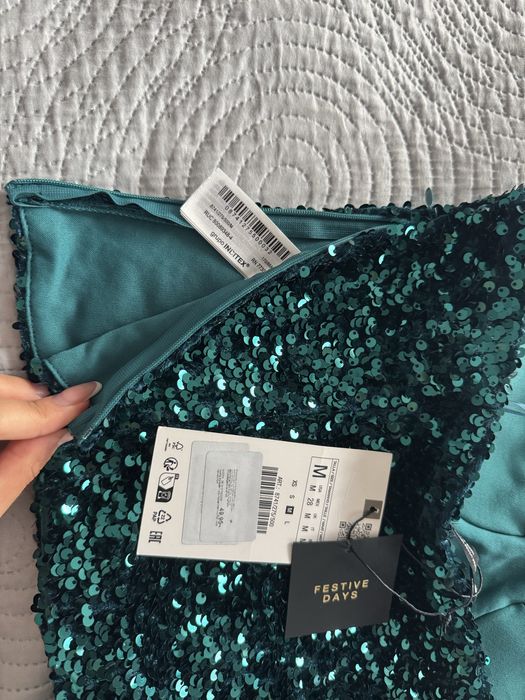 Блестящ пайетен топ от празничната колекция на Zara