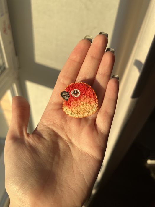 Подарок Hand-Made единичное изделие. Брошь. Попугайчик
