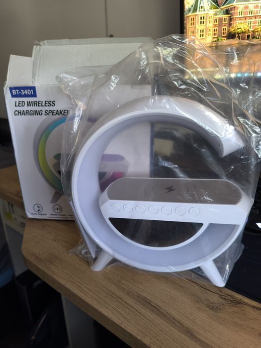 Vând boxa bluetooth,cu lumina ambientală led și încărcare wireless