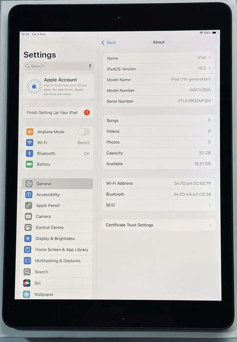 iPad 7th Gen + Logitech Rugged Folio клавиатура